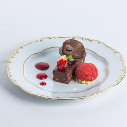 Vegán brownie málnával és málna sorbettel