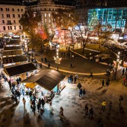 A Vörösmarty tér esti fényekben