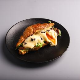 Croissant Benedict