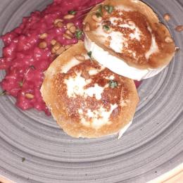 Grillezett kecskesajt céklás rizottóval