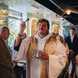 Zoltán atya megáldotta a helyet a megnyitón